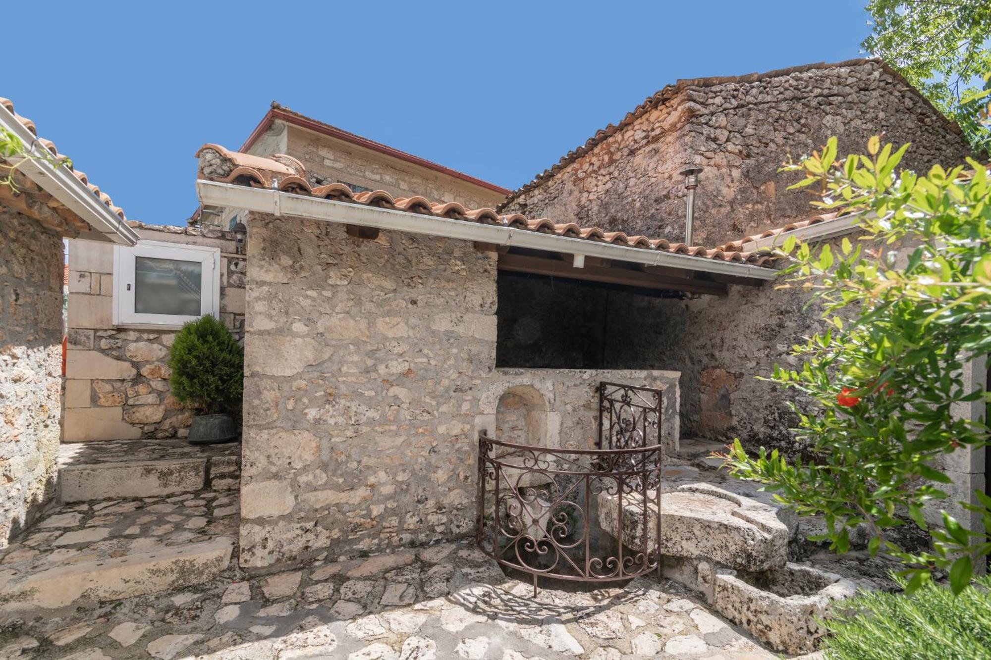 Villa Callisto- Elegant Restored Villa With Pool Gyri Luaran gambar