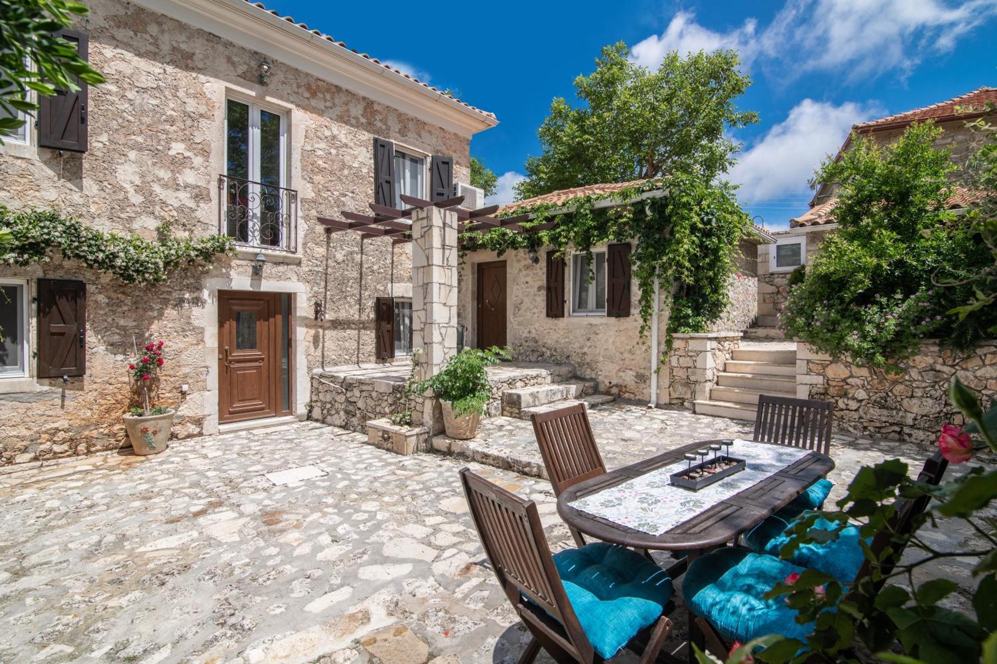 Villa Callisto- Elegant Restored Villa With Pool Gyri Luaran gambar