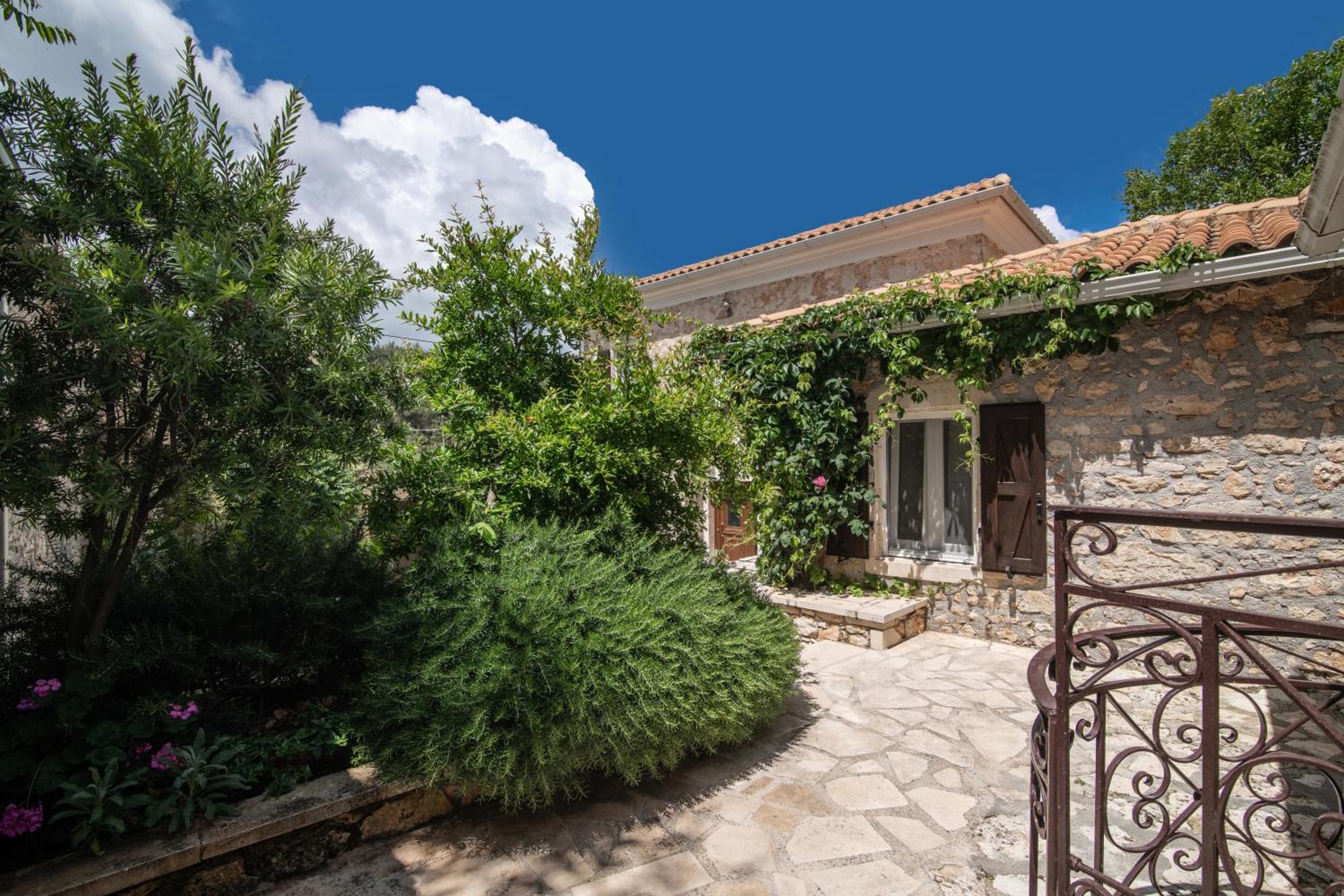 Villa Callisto- Elegant Restored Villa With Pool Gyri Luaran gambar