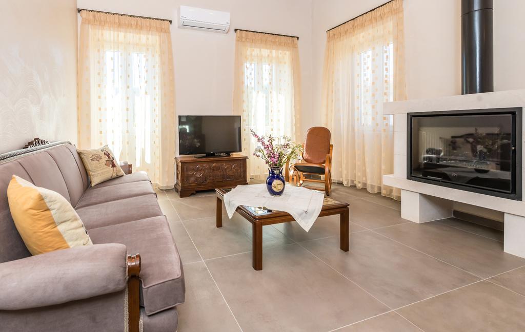 Villa Callisto- Elegant Restored Villa With Pool Gyri Luaran gambar